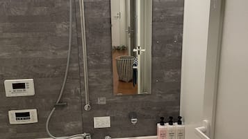 Apartment, 4 Bedrooms | Bathroom