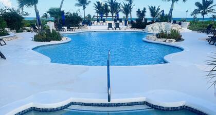 Paradise Point Ocean and Pool View 2 king beds