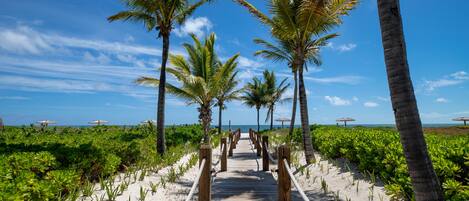 På stranden, solsenger og strandhåndklær