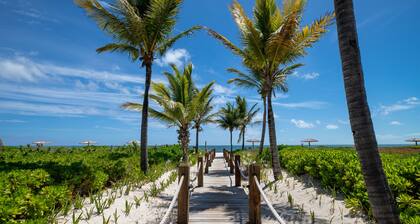 Paradise Point Ocean and Pool View 2 king beds