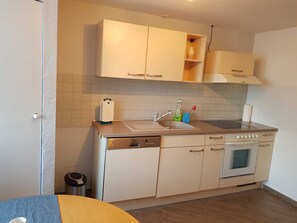 Refrigerador, microondas, horno y lavavajillas 