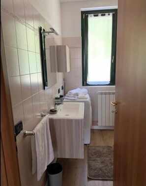 Een douche, een haardroger, een bidet, handdoeken