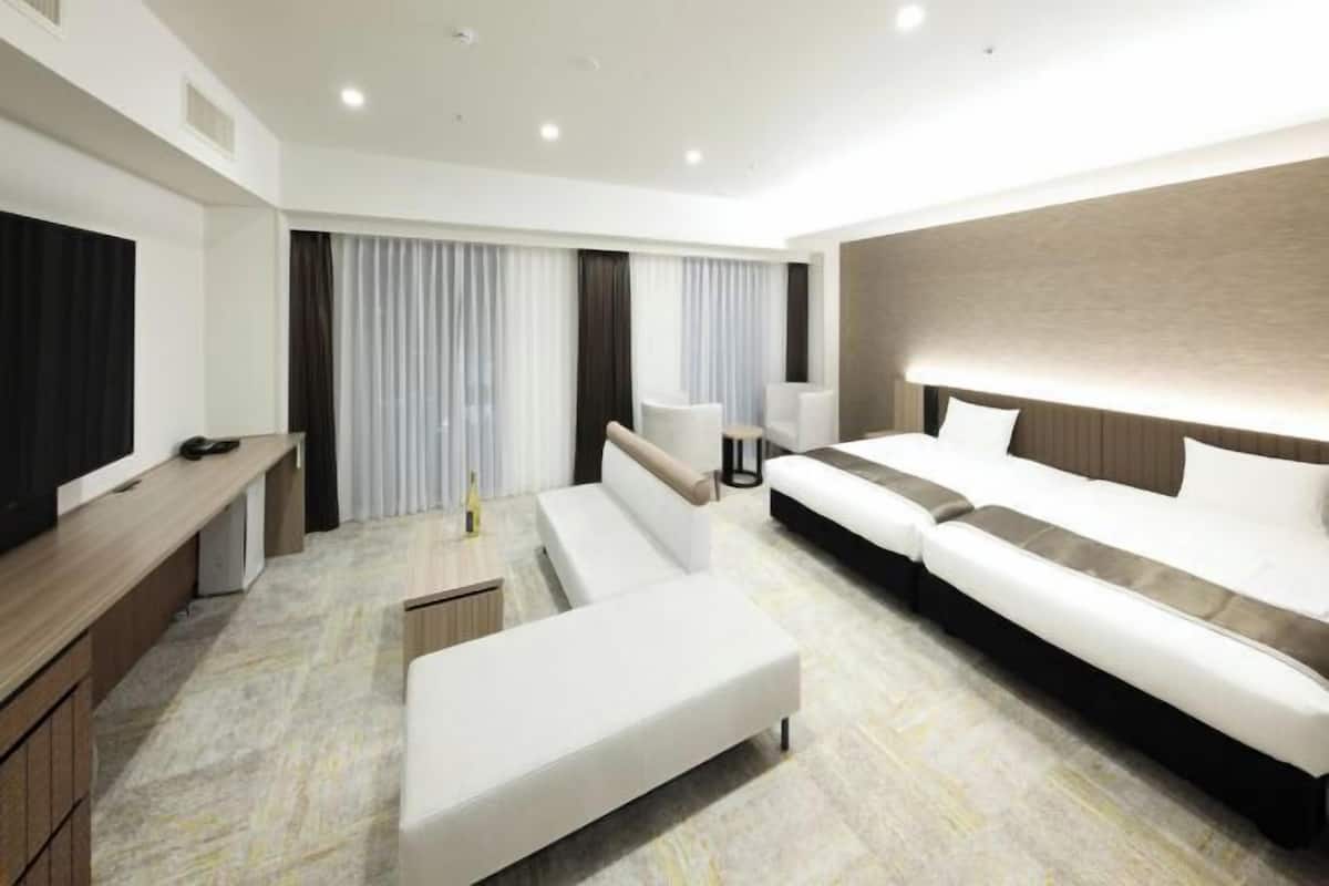 Premium bedding, down duvets, in-room safe, individually furnished