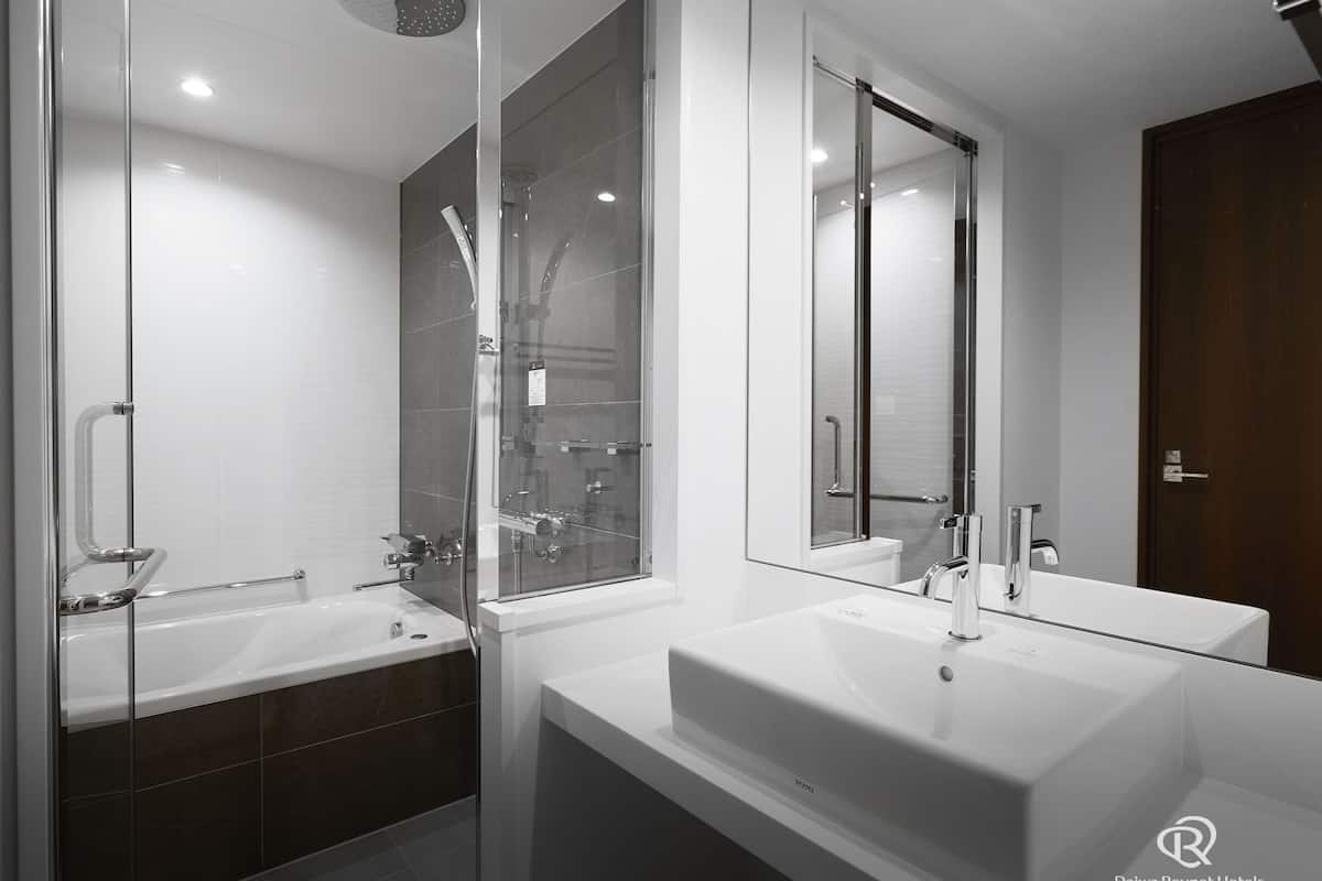 combined shower/bathtub, deep-soaking bathtub, rainfall showerhead