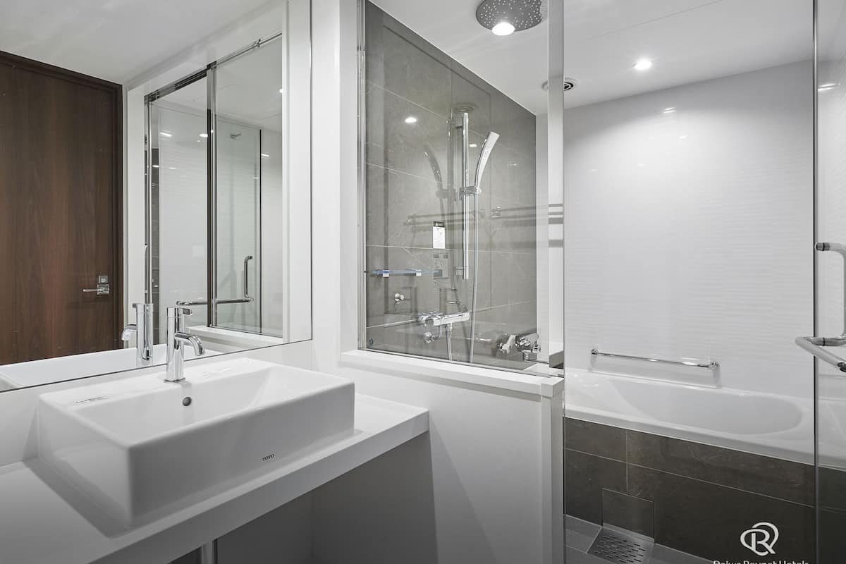 combined shower/bathtub, deep-soaking bathtub, rainfall showerhead