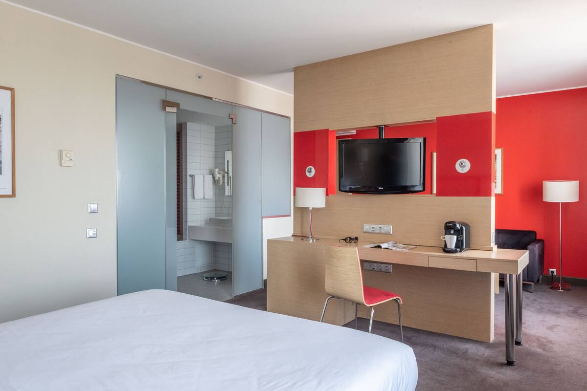 Junior Double Room | In-room safe, desk, blackout drapes, free WiFi