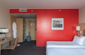 In-room safe, desk, blackout curtains, free WiFi - Cosmos Astrakhan Hotel (Astrakhan)