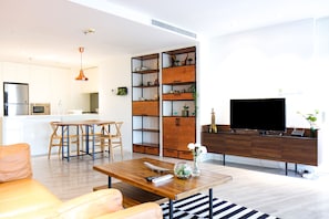 Standard Apartment | Ruang tamu | 32 inci televisyen LCD dengan kabel, TV