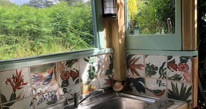 Small family cottage with sea view, 2 steps from the beach