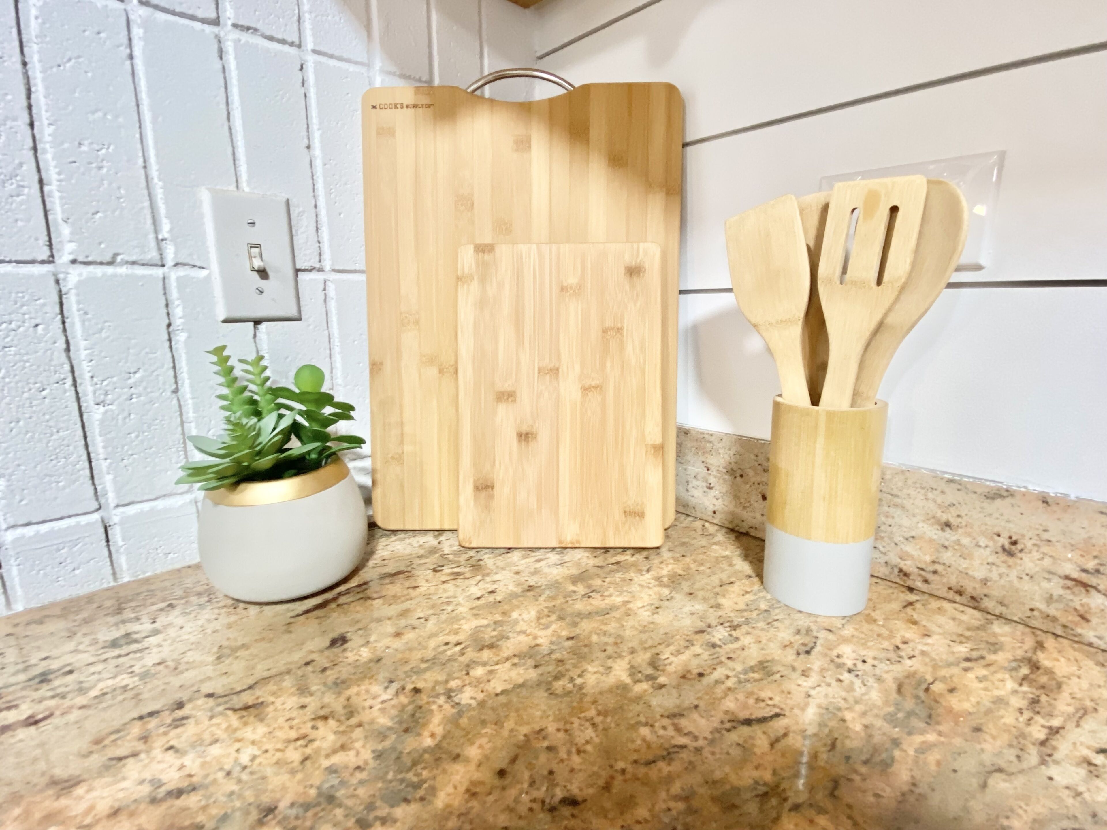 Combined shower/tub, towels, soap, toilet paper