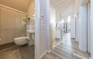 Shower, hair dryer - Nice home in Krems II/Warderbrück with sauna (Krems II/Warderbrück)