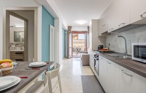 Kühlschrank, Herdplatte, Wasserkocher mit Kaffee-/Teezubehör