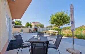 Outdoor dining - Gorgeous apartment in Makarska with WiFi (Makarska)