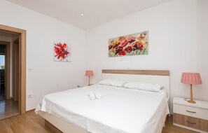 1 bedroom, free WiFi, bed sheets - Gorgeous apartment in Makarska with WiFi (Makarska)