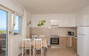 Frigorífico, horno, placa de cocina y cafetera o tetera