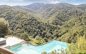 Een buitenzwembad en een infinitypool