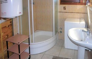 A bathroom with a shower, a toilet, and a sink. - Pet friendly home in Mscice with outdoor swimming pool (Mscice)