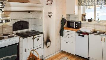 KylskÄp, spishÀll, diskmaskin och kaffe- och tebryggare