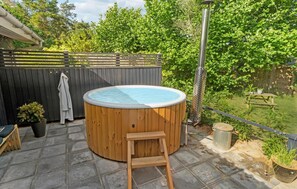 Outdoor spa tub - 3 bedroom awesome home in Ebeltoft (Ebeltoft)