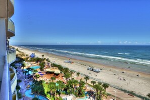 On the beach - Oceanfront Private Balcony| Sleeps 6 w/ Lazy River (Daytona Beach)