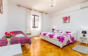 4 bedrooms, in-room safe, free WiFi, bed sheets - 4 bedroom beautiful apartment in Pula (Pula)