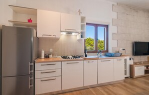 Refrigerador, placa de cocina, lavavajillas, cafetera/tetera