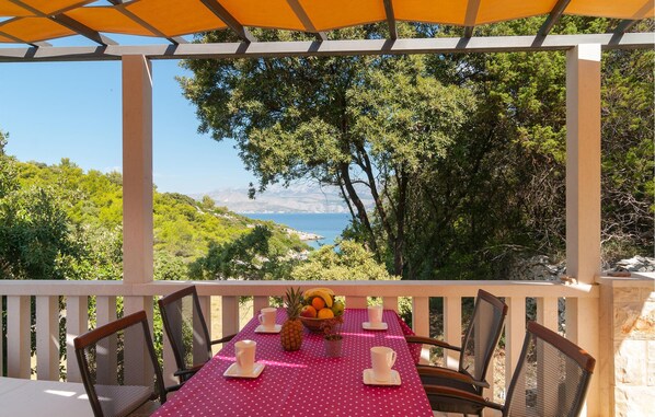 Una mesa para dos con vistas al paisaje costero.