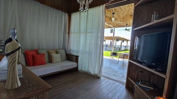 Honeymoon Suite, 1 King Bed, Patio, Beach View | Living area