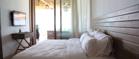 Deluxe Room, 1 King Bed, Beach View