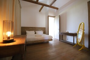 Honeymoon Suite, 1 King Bed, Patio, Beach View - LOST AT SEA (Damour)