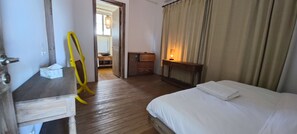 Suite de luna de miel, 1 cama de matrimonio grande, patio, vistas a la playa | 1 dormitorio, ropa de cama de alta calidad, mobiliario individual
