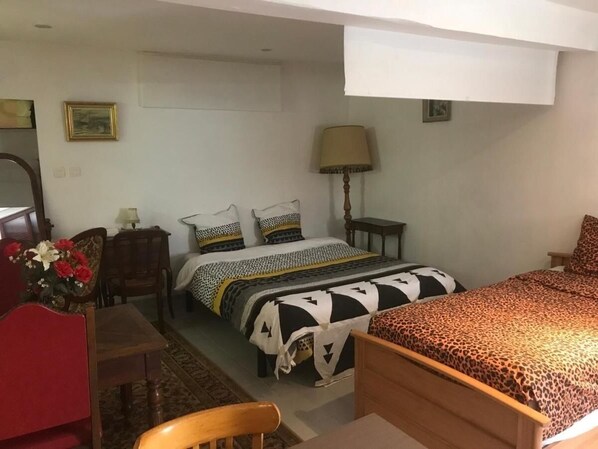 1 bedroom, desk, travel cot, WiFi