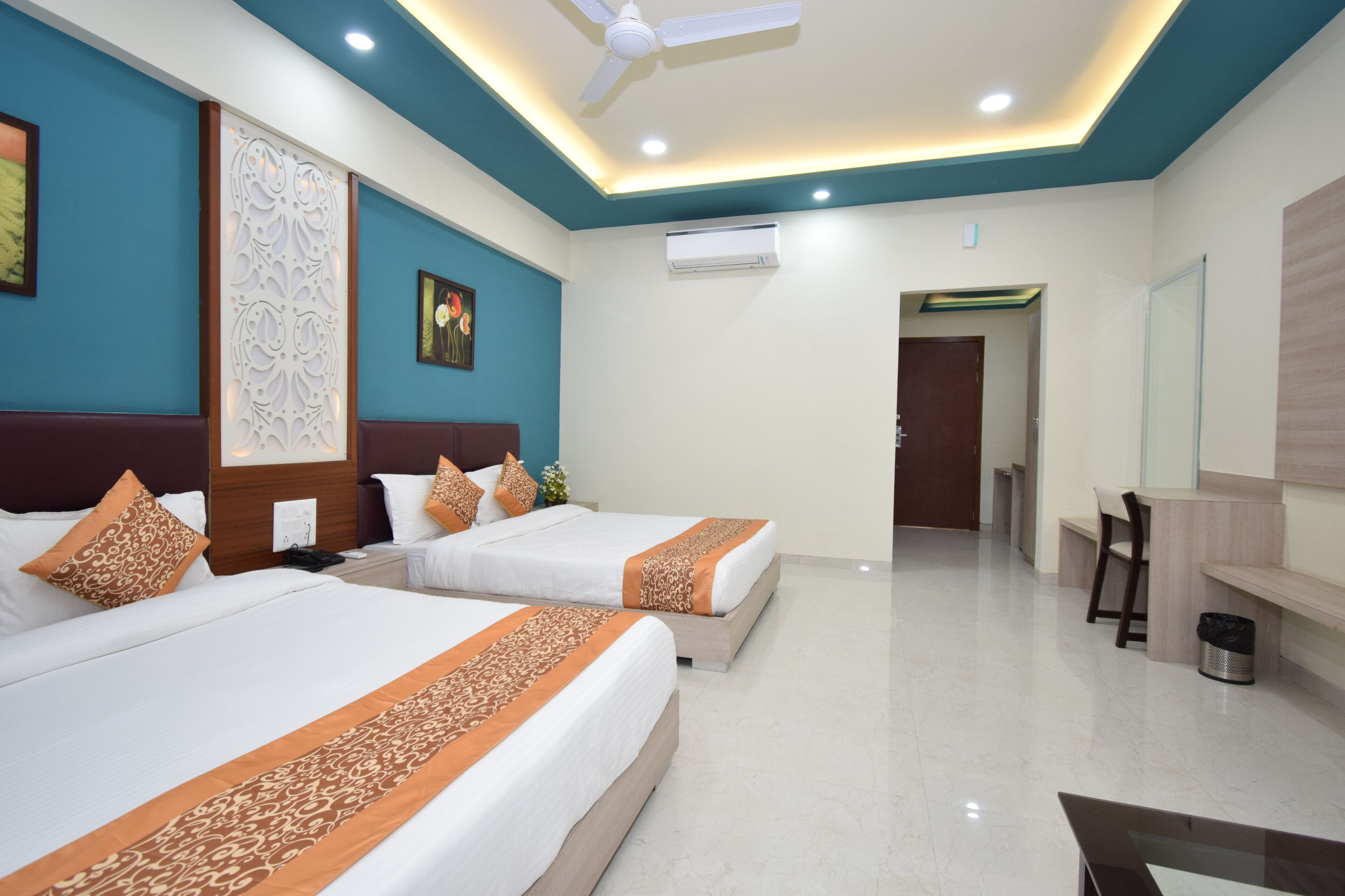 Family Quadruple Room | Desk, blackout curtains, rollaway beds, free WiFi