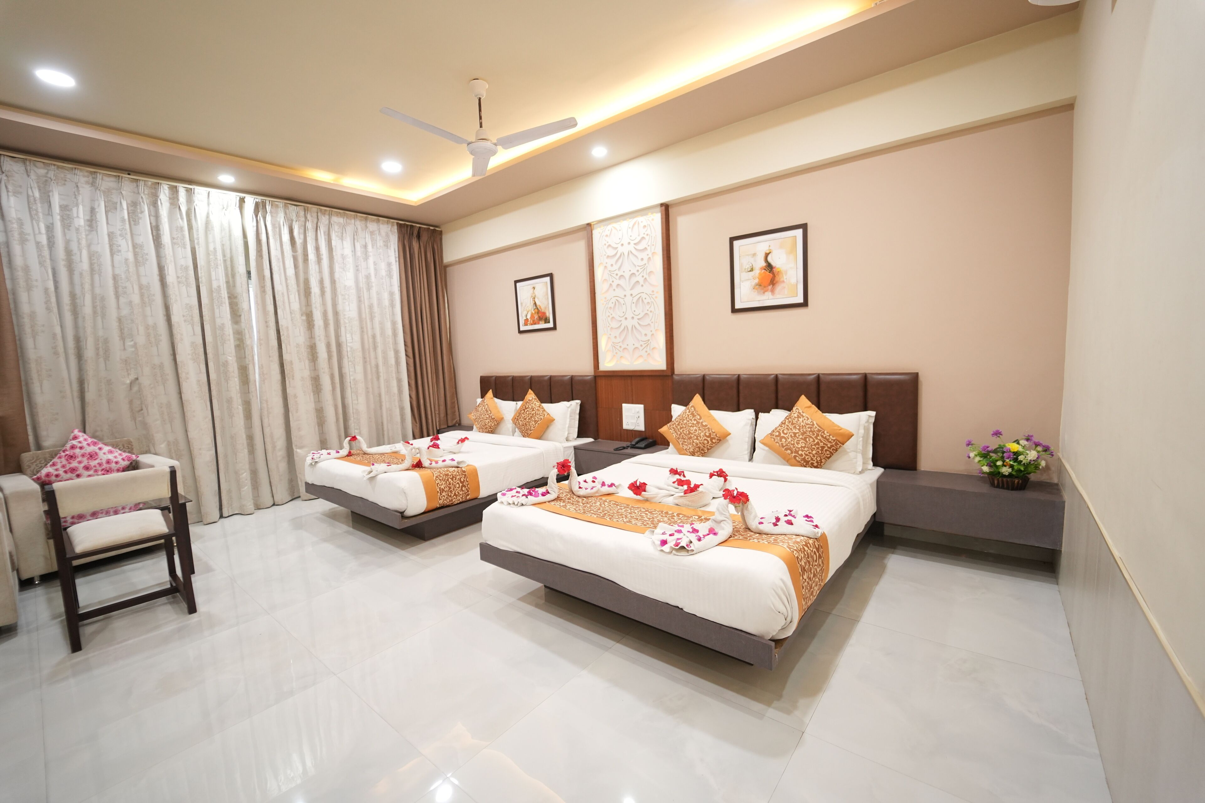 デラックス ダブルルーム 1 ベッドルーム | デスク、遮光カーテン、可動式ベッド、WiFi (無料)