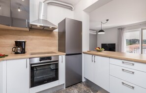 Kjøleskap, ovn, kokeplater og oppvaskmaskin