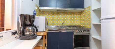 Fridge, coffee/tea maker