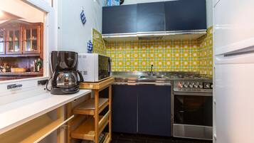 Kühlschrank, Wasserkocher mit Kaffee-/Teezubehör