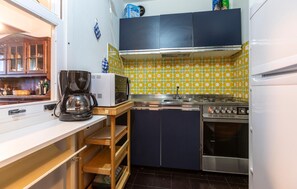 Réfrigérateur, micro-ondes, cafetiÚre/bouilloire