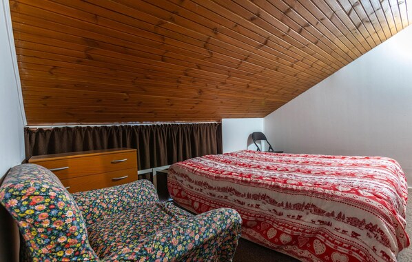 1 chambre, fer et planche Ă repasser, Wi-Fi gratuit, draps fournis