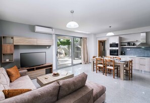 Smart TV, offices - Amfithea Villas (Πετροκεφάλι)