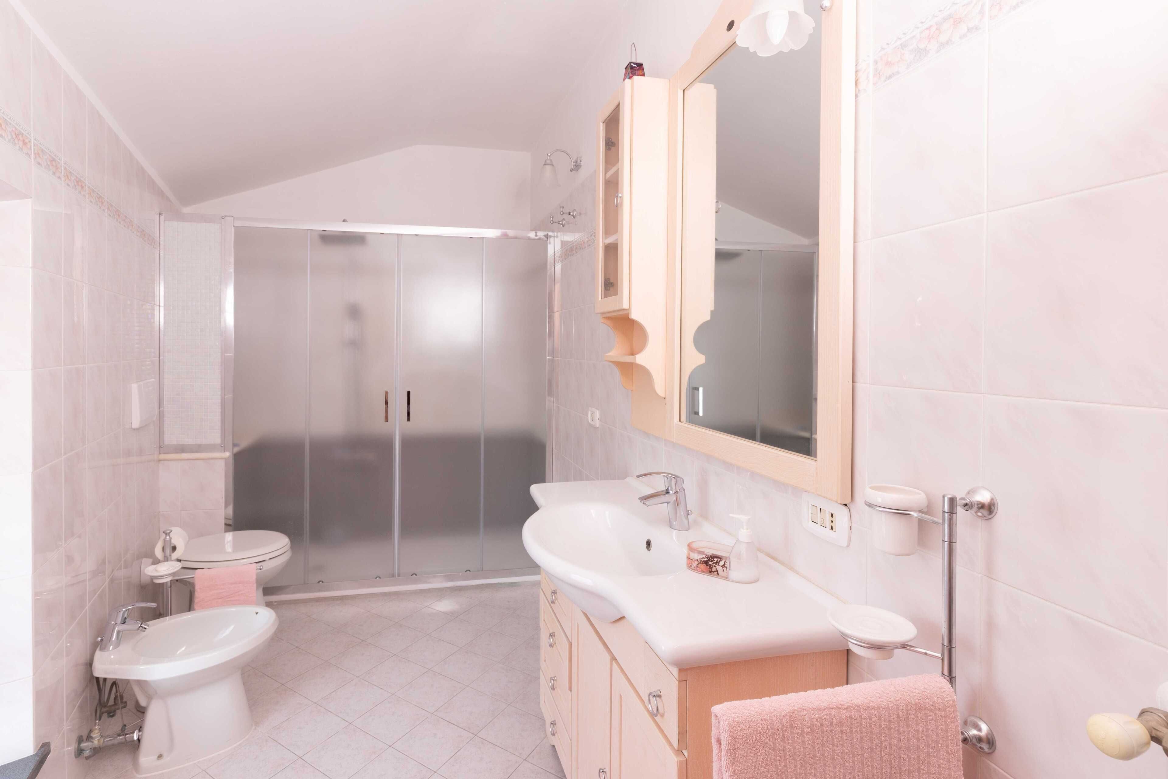 Dusche, Haartrockner, Bidet, Handtücher