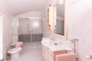 Dusche, Haartrockner, Bidet, Handtücher