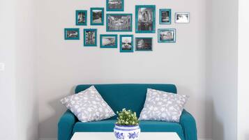 Télévision, table de tennis de table, livres