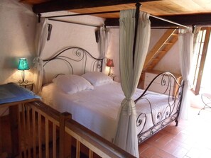 1 chambre, lit parapluie, Wi-Fi gratuit, draps fournis