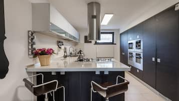 Refrigerador, parrilla de estufa, lavavajillas y cafetera y tetera