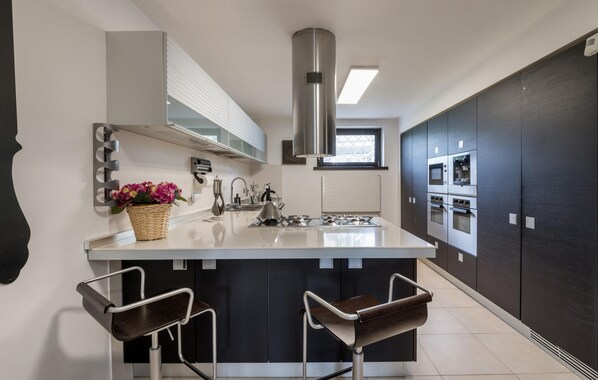 Réfrigérateur, plaque de cuisson, lave-vaisselle, cafetière/bouilloire