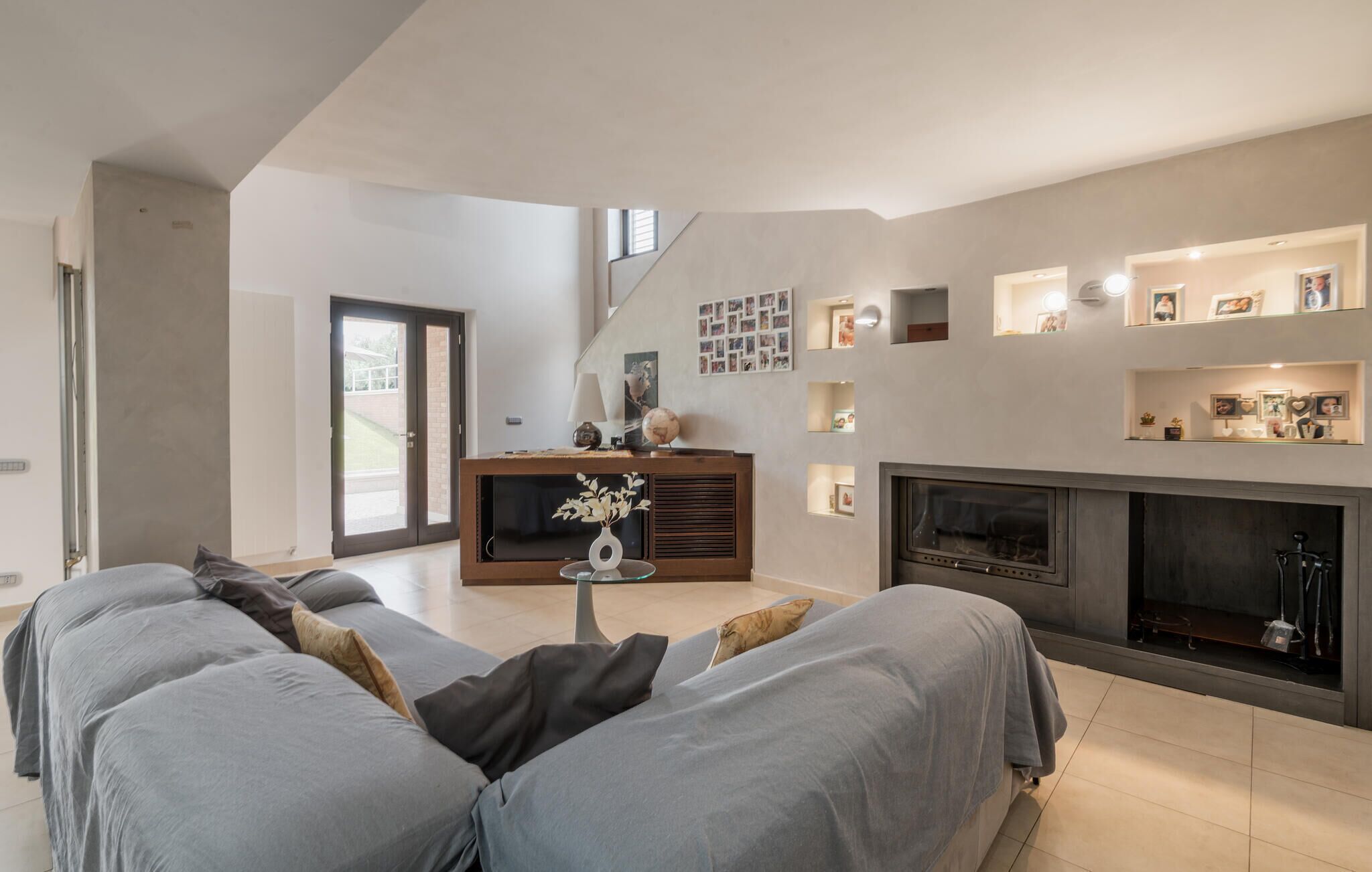 Télévision, cheminée, lecteur de DVD