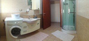 Regadera, tina de hidromasaje, secadora de cabello, bidet 