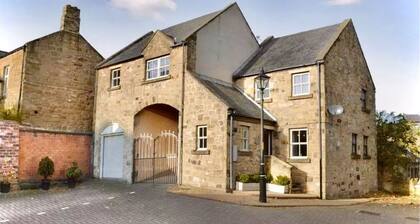 4 bed home in the centre of Alnwick with parking