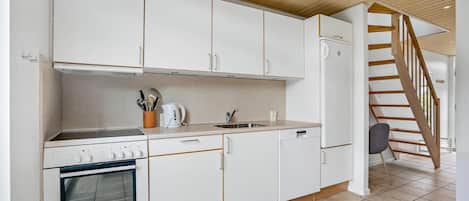 Réfrigérateur, plaque de cuisson, lave-vaisselle, cafetière/bouilloire